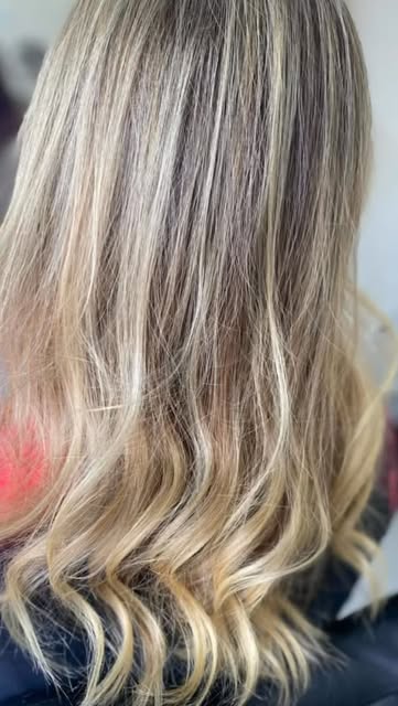 Cabelo loiro finalizado com ondas suaves