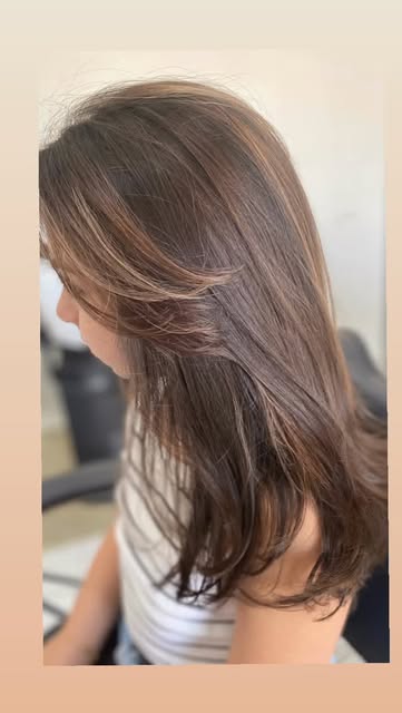 Cabelo castanho iluminado com camadas